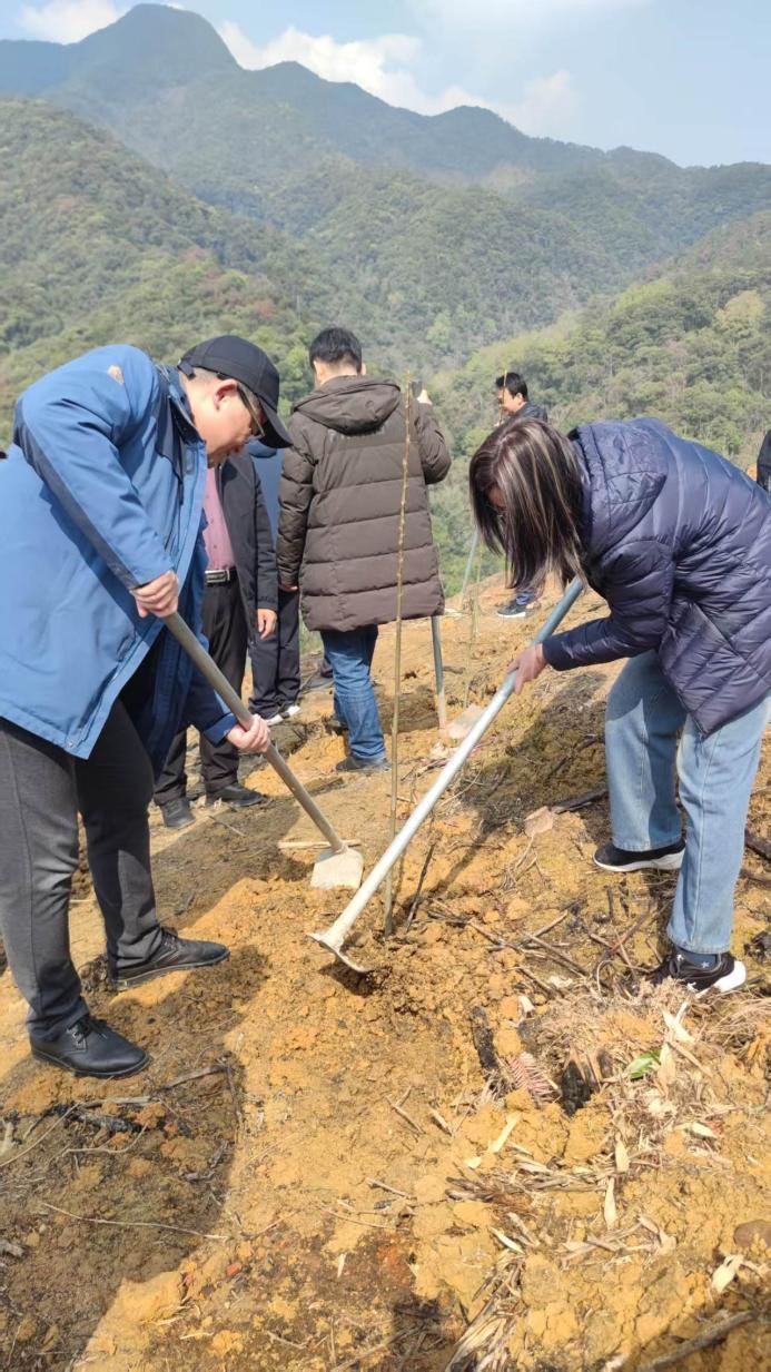 碳惠山?！ば雍糜心恪疤蓟蒎\旗”醫(yī)患共植“滬明杏林”活動(dòng)